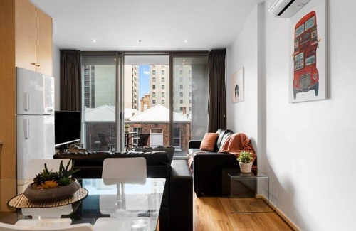 Adelaide Central Business District Apartment | The heart of the CBD - 2BR Modern Apt Wi-Fi