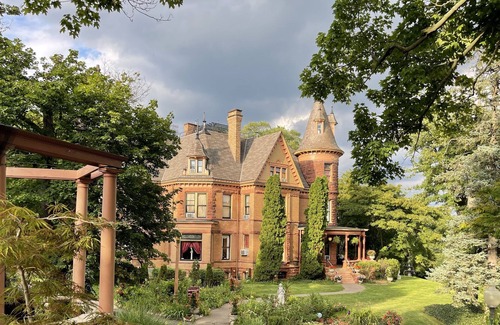 West Main HIll Bed & Breakfast | The Henderson Castle