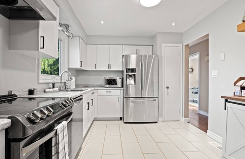 St. Catharines House | | The Henley House | 8 Guests | Port Dalhousie |