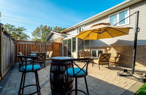 St. Catharines House | | The Henley House | 8 Guests | Port Dalhousie |