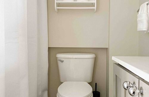 German Village Apartment | The Henri: Steps from Schiller, Free Parking!