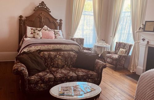 Russellville House | The Heritage House is a Beautiful 200 yr old Southern Mansion full of history.