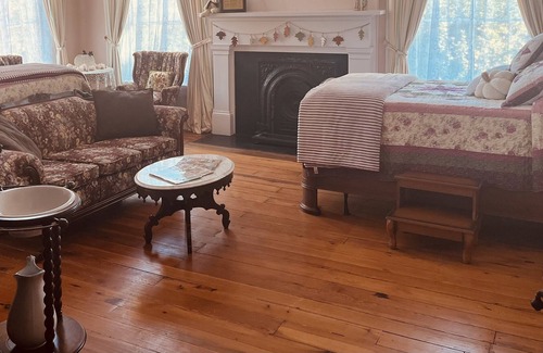 Russellville House | The Heritage House is a Beautiful 200 yr old Southern Mansion full of history.