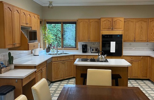 Sicamous House | THE HI-MARK HOUSE - Pool, Hot Tub, AC, Pool Table, walking distance to beach