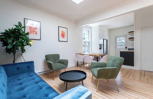 Ahuntsic-Cartierville Apartment | The Hibiscus | Office | WIFI | TV | Balcony | Park