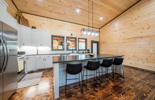 Broken Bow Cabin | The Hidden Jewel of Broken Bow - Modern Luxury Cabin w/Hot Tub and Fireplace