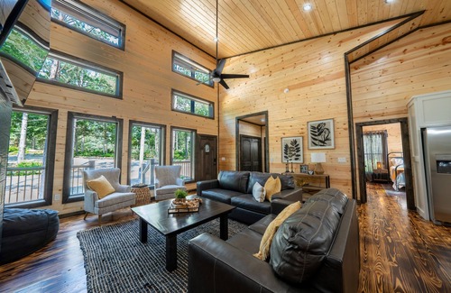 Broken Bow Cabin | The Hidden Jewel of Broken Bow - Modern Luxury Cabin w/Hot Tub and Fireplace