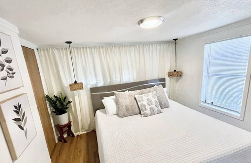 Crystal River House | The Hideaway Nest -10 minutes from crystal clear water for kayaking and boating!