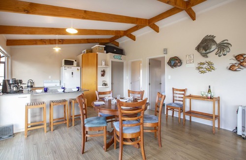 Omaha Cottage | The Hideaway - Omaha Holiday Home