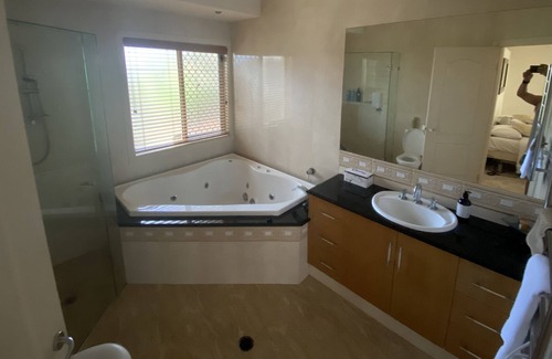 Helensvale House | The Hideaway sleeps up to 24 guests