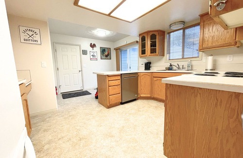 Pocatello House | The Hideout-2BR/2BA Townhouse near Highland!