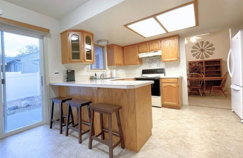 Pocatello House | The Hideout-2BR/2BA Townhouse near Highland!