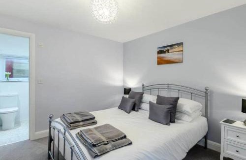 Littlebredy House | THE HIDEOUT, a Detached Lodge, Hot Tub, Heating, WiFi & Parking