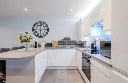 Littlebredy House | THE HIDEOUT, a Detached Lodge, Hot Tub, Heating, WiFi & Parking