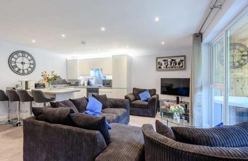 Littlebredy House | THE HIDEOUT, a Detached Lodge, Hot Tub, Heating, WiFi & Parking
