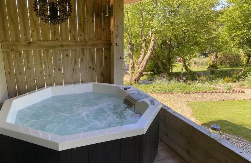 Littlebredy House | THE HIDEOUT, a Detached Lodge, Hot Tub, Heating, WiFi & Parking