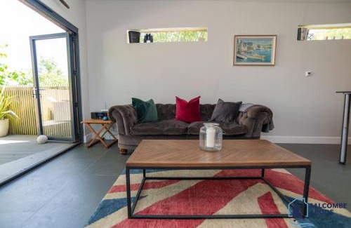 Salcombe House | The Hideout-Boutique Cabin, Estuary View & Parking