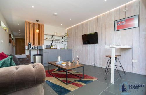 Salcombe House | The Hideout-Boutique Cabin, Estuary View & Parking