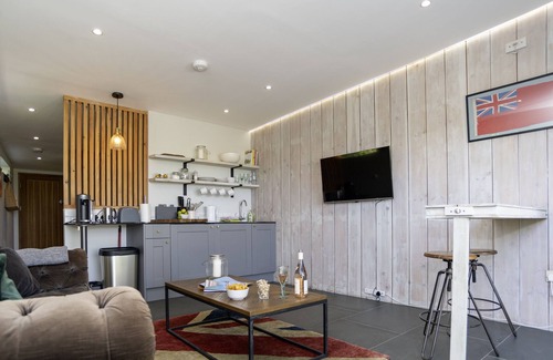 Salcombe Cabin | The Hideout-Boutique Cabin, Estuary View & Parking