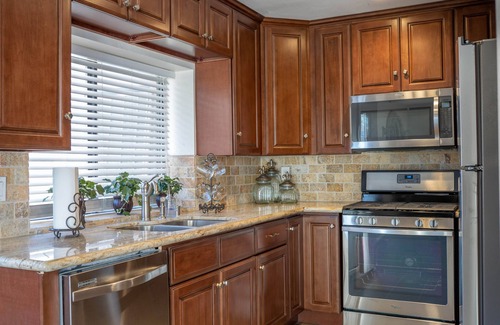 Lancaster House | The Highlight of West Lancaster - 1-3 miles from the Fwy, Parks, and Restaurants