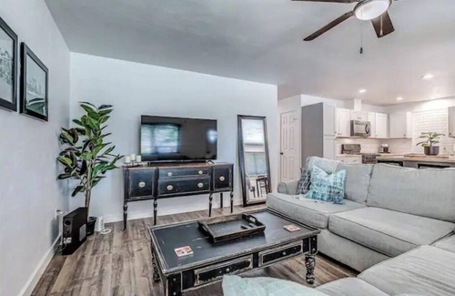 Edmond House | The Hill House at the Park by Downtown Edmond