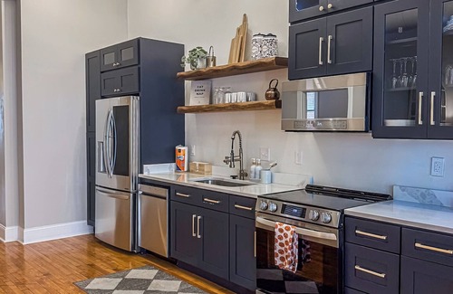 Downtown Cincinnati House | The Historic Lyric Presidential Suite