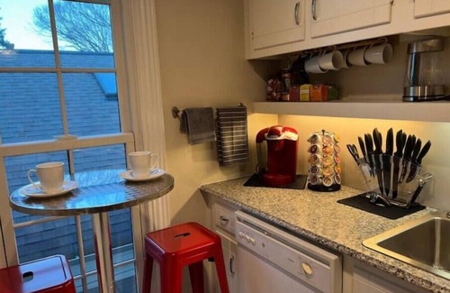 Uptown Condo | THE HISTORIC VICTORIAN HIDEAWAY - WITH SKYLINE VIEWS! BEST LOCATION IN UPTOWN!