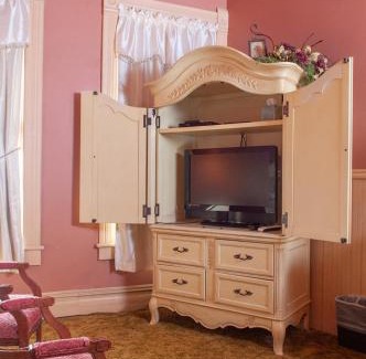 Ellinwood Bed & Breakfast | The Historic Wolf Hotel