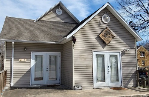 Neosho Apartment | The Hobo Hideaway B: Pet Friendly & Just Off the Neosho Square!