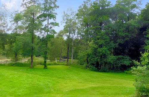 Rheinsberg House | The holiday home (Finnhütte) is part of a large holiday complex on a peninsula in Lake Tietzow.