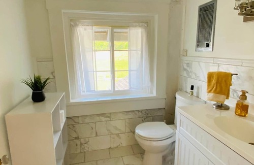 Fayetteville Bed & Breakfast | The Honey Room, 1840's Farmhouse Near Jack Daniels