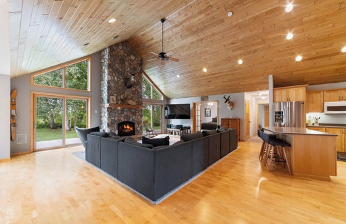 Duluth Cabin | The Honeycomb Hideout - Cozy lakeside cabin in lovely Duluth