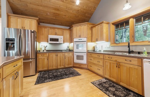Duluth Cabin | The Honeycomb Hideout - Cozy lakeside cabin in lovely Duluth
