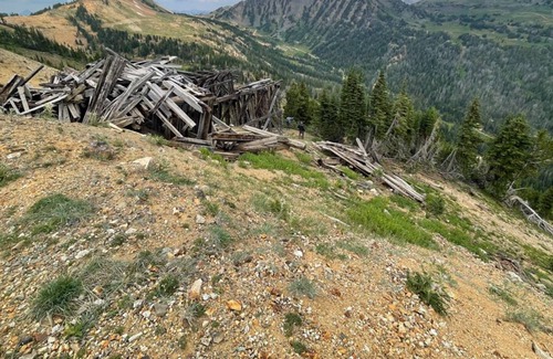 Cody House | The Honeymoon/Hideaway Cabin is in THE best spot in town! !