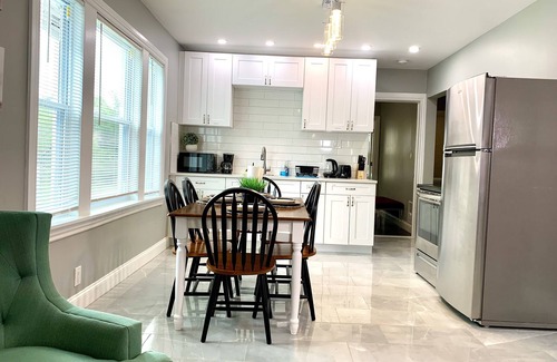 Niagara Falls House | The Horseshoe Falls Villa- 6BR Free Parking, Minutes From Falls & Casino