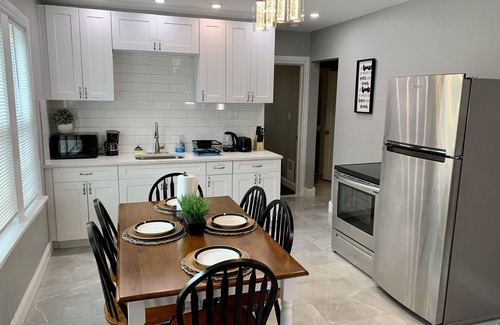 Niagara Falls House | The Horseshoe Falls Villa- 6BR Free Parking, Minutes From Falls & Casino