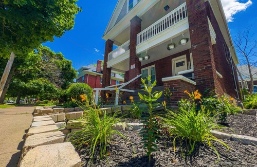 Niagara Falls House | The Horseshoe Falls Villa- 6BR Free Parking, Minutes From Falls & Casino