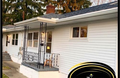 Cuyahoga Falls House | The House Hotels - Whole House Erie Street