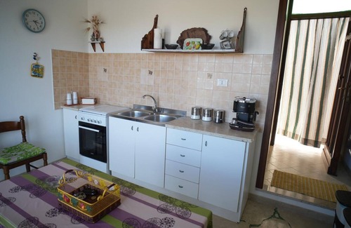 Castelluzzo House | The House of Flowers, in the heart of the Gulf of Macari 2.5 km from the sea.