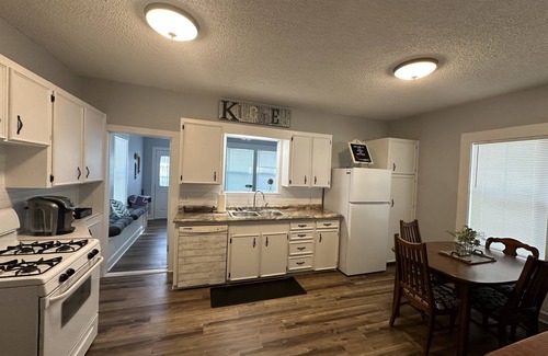 Nacogdoches House | The House on East Main: 5 mins to downtown and 5 mins to SFA University