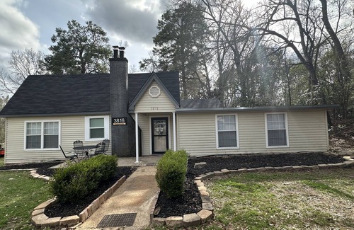 Nacogdoches House | The House on East Main: 5 mins to downtown and 5 mins to SFA University