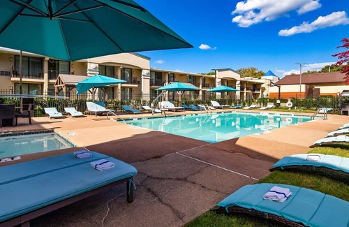 Middletown House | The Hub Middletown | An Elegant Boutique Hotel in New Jersey
