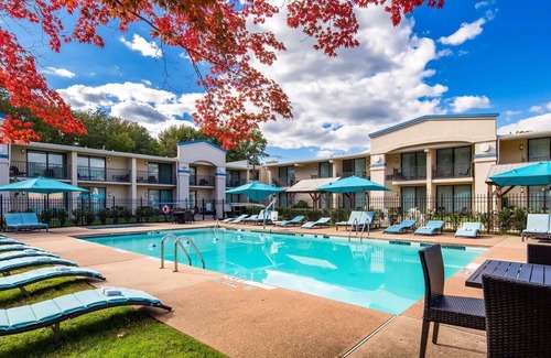 Middletown House | The Hub Middletown | An Elegant Boutique Hotel in New Jersey