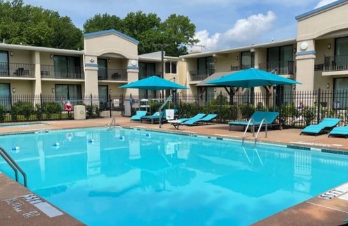 Middletown House | The Hub Middletown | An Elegant Boutique Hotel in New Jersey
