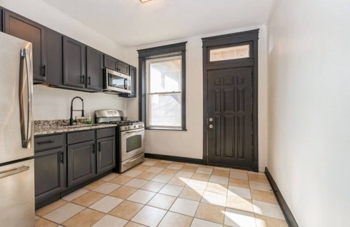 Woodlawn Apartment | The Hyde Park Hide-A-Way is ready to welcome you with the comfort of home!