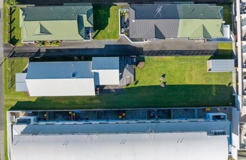 Mount Maunganui House | The Iconic Kiwi Bach, Full Site Downtown Mount