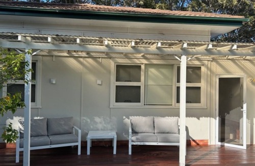 Sanctuary Point House | The Ideal Spot- Pet Friendly Waterfront with Retro Styling
