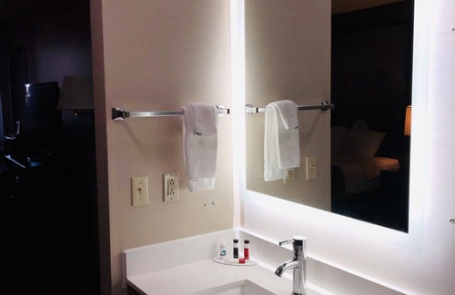 Chalco Hotel | The Inn & Suites SW Omaha