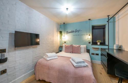 London City Centre Apartment | The Insta Playhouse - Covent Garden - by Frankie Says