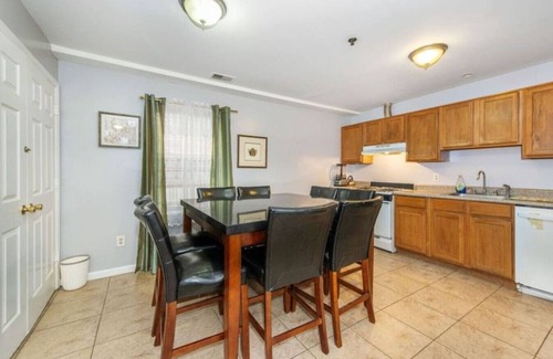 Ironbound District Apartment | The Inviting Escape 5BR |8 Min to EWR | Parking.